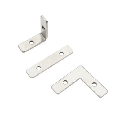 Staffe angolari in metallo per apparecchi LED, con una staffa angolare e due staffe diritte con fori per le viti visibili su sfondo bianco.