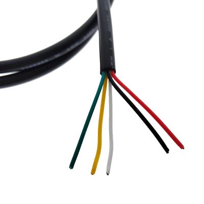 Bobina di fili colorati in primo piano: blu, bianco, rosso, verde e nero su sfondo bianco. Ideale per soluzioni e installazioni di illuminazione a LED.