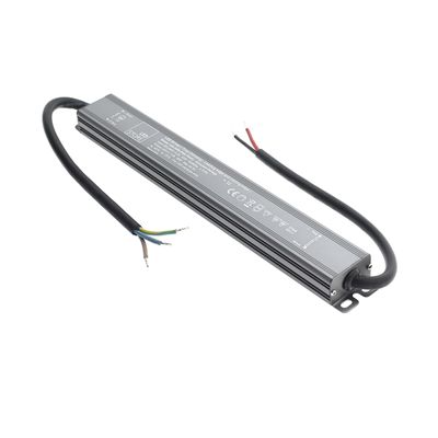 Primo piano del controller LED dimmerabile Silver TRAC a due fili, con etichette di prodotto per soluzioni di illuminazione.