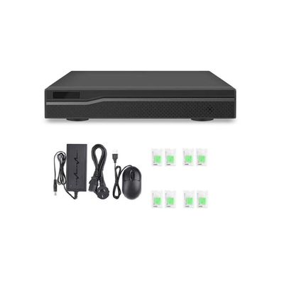 Dispositivo elettronico nero con accessori: alimentatore, mouse, sei connettori Ethernet. Visualizzato su sfondo bianco con illuminazione a LED per il SEO.