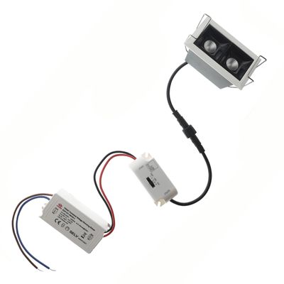 Apparecchio LED rettangolare con controller, cablaggio in nero, rosso e blu per sistemi di illuminazione.