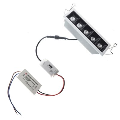 Faretto a LED con 5 lampadine, rettangolare, collegato a un alimentatore elettronico tramite fili e connettori per un'illuminazione più efficiente.