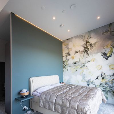 Illuminazione a strisce e spot a led per la camera da letto.