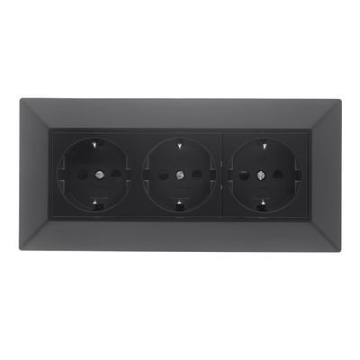 Illuminazione LED geometrica angolare di colore nero su sfondo bianco, che mette in mostra un design moderno per spazi contemporanei. Perfetta per valorizzare i vostri interni.