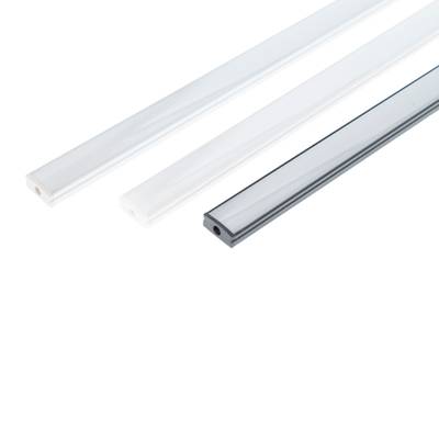 Primo piano di una striscia LED rettangolare bianca con foro di montaggio, ideale per soluzioni di illuminazione domestica ad alta efficienza energetica.
