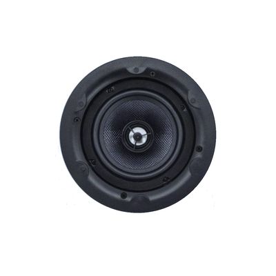 Primo piano di un altoparlante circolare nero con cono centrale testurizzato e bordo esterno liscio, su sfondo bianco, che rappresenta il moderno design del suono.