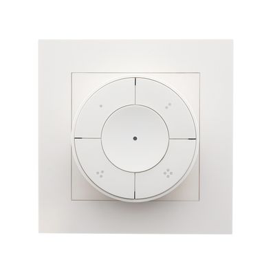 Presa di corrente rettangolare bianca e telecomando rotondo a quattro pulsanti con sfondo bianco - Comandi di illuminazione a LED.