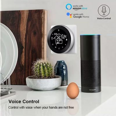 Mano sullo smartphone vicino al controller di illuminazione LED intelligente