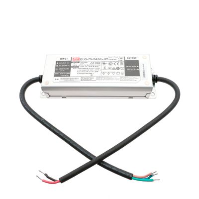 Primo piano di un controller LED rettangolare con ingressi e uscite contrassegnati. Include cavi neri collegati che terminano con fili nudi per una facile connessione.