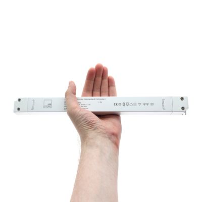 Telecomando per negozio di illuminazione a LED che visualizza simboli e testo su sfondo bianco per l'ottimizzazione SEO.