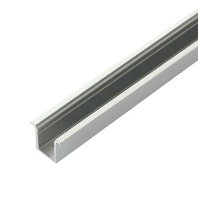 Primo piano di una striscia diffusore per luce LED, in acrilico trasparente con un'estremità smerigliata inclinata per un'illuminazione uniforme.