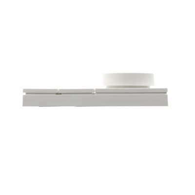 Vista laterale di una moderna lampada a LED bianca con base piatta e riflettore rotondo, su sfondo bianco.