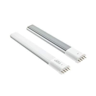 Due lampade fluorescenti compatte (CFL) con connettore a quattro pin su sfondo bianco, in diagonale e sfalsate per l'illuminazione a Led.