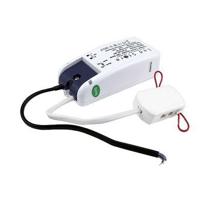 Interruttore e unità di controllo intelligente di colore bianco con fili neri, rossi e bianchi per l'installazione di LED.