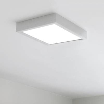 Una plafoniera quadrata con luce bianca e brillante in una stanza minimalista dipinta di bianco. La moderna illuminazione a LED accentua qualsiasi spazio.