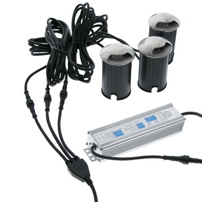 Testo alternativo: alimentatore con cavi, collegato a tre luci LED nere su sfondo bianco, per migliorare le soluzioni di illuminazione ad alta efficienza energetica.