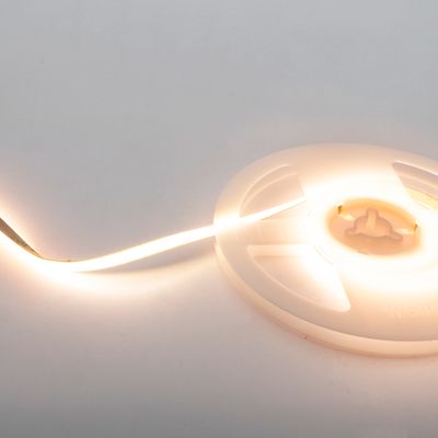 Striscia LED SOLO stretta illuminata da una bobina con temperatura di colore di 3000K.