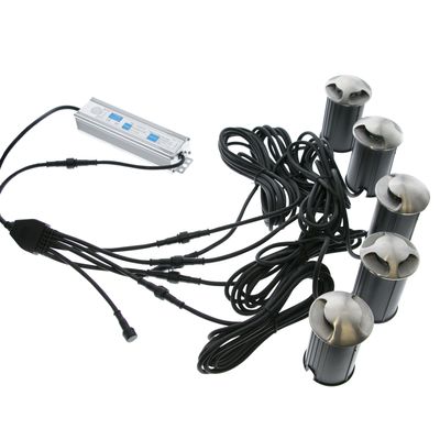 Testo alternativo SEO friendly: "Set di faretti da doccia a LED con lampade rotonde e alimentatore su sfondo bianco per un'illuminazione esterna ad alta efficienza energetica".