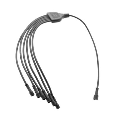 Cavo di distribuzione LED nero a cinque vie con uscite CC; ideale per installazioni di illuminazione ad alta efficienza. Design a un ingresso e cinque uscite per una maggiore versatilità.