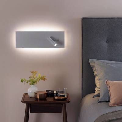 Una lampada da parete rettangolare minimalista che si illumina dolcemente su uno sfondo bianco, un apparecchio LED elegante per interni moderni e un'illuminazione efficiente.