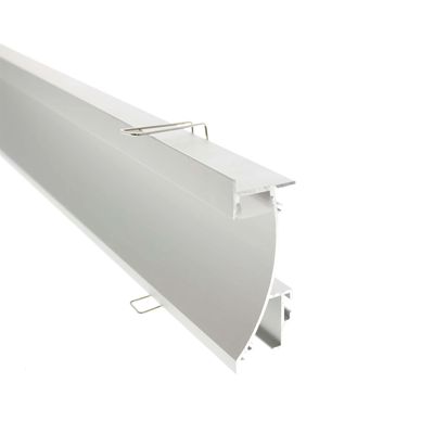 Primo piano di uno stativo in metallo grigio con supporti per luci LED su sfondo bianco, ideale per installazioni di luci LED sicure ed efficienti.