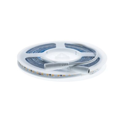 Striscia luminosa a LED accesa, connettore bianco, sfondo bianco