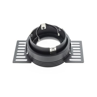 Plafoniera da incasso nera con design circolare e staffe regolabili, perfetta per le moderne soluzioni di illuminazione a LED.