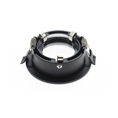 Apparecchio da incasso nero con clip a molla in metallo e apertura circolare al centro con base bianca. Ideale per moderne soluzioni di illuminazione a LED.