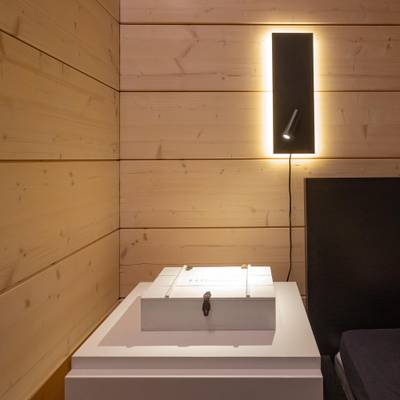 Moderna applique rettangolare nera con faretto orientabile, ideale per interni contemporanei e per soluzioni di illuminazione a LED ad alta efficienza energetica.