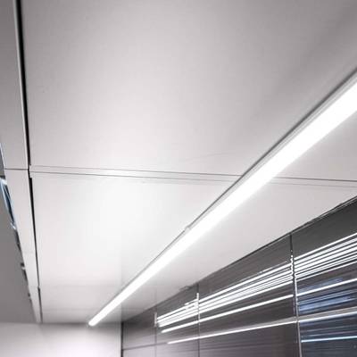 Interno moderno con luce LED lineare a soffitto che illumina pannelli a parete grigi riflettenti con linee orizzontali. Design dell'illuminazione elegante e contemporaneo.