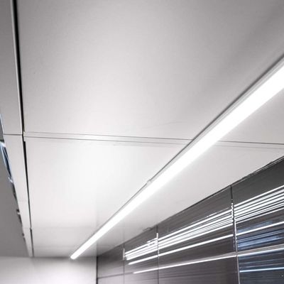 Soffitto minimalista con strisce luminose a LED, dalle linee eleganti e dall'estetica moderna, perfetto per l'illuminazione di interni di classe.