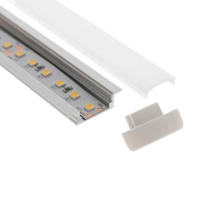 Apparecchio a striscia LED in canale di alluminio con copertura e terminale smerigliati, presenta una soluzione moderna ideale per l'illuminazione d'accento.