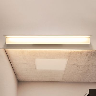 Elegante plafoniera LED minimalista che illumina con una luce calda gli interni moderni, perfetta per l'illuminazione ad alta efficienza energetica delle case contemporanee.
