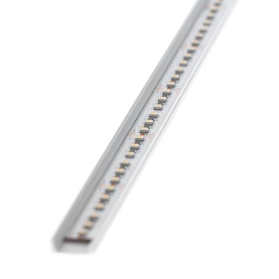 Primo piano di una sottile striscia luminosa a LED bianchi, che presenta più LED in una disposizione lineare, perfetta per soluzioni di illuminazione moderne.