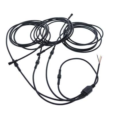 Cavi di installazione per illuminazione a LED con connettori e fili nudi, arrotolati su sfondo bianco.