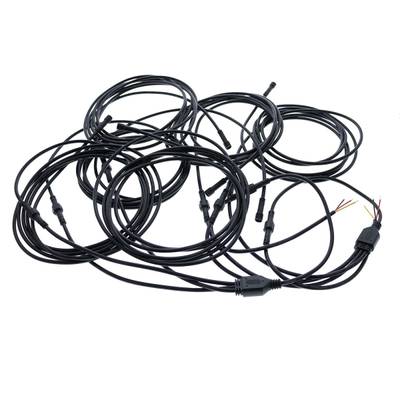 Cavi in fibra ottica a LED neri con connettori e fili visibili, avvolti e aggrovigliati su sfondo bianco.