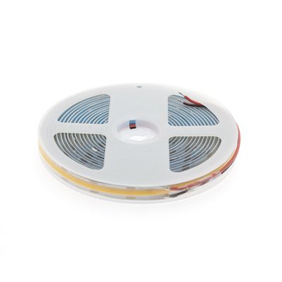 Striscia LED a spirale con bobina in plastica, fili rossi e neri visibili, sfondo bianco