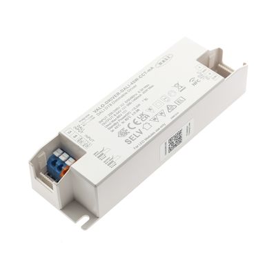 Primo piano di un regolatore di potenza LED bianco rettangolare con connettori, testo etichettato e simboli per migliorare l'efficienza energetica dell'illuminazione LED.