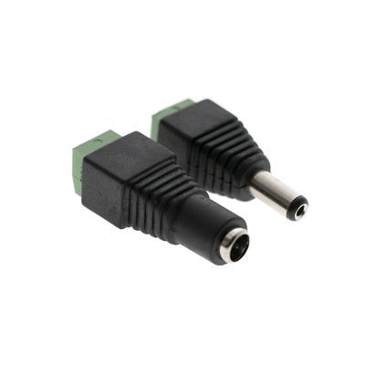Primo piano dei connettori dell'adattatore DC nero e verde, maschio e femmina, con sfondo bianco per le esigenze di illuminazione a LED.