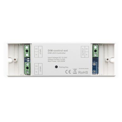 Regolatore DIM rettangolare a LED bianchi, connessioni di ingresso/uscita, informazioni sull'illuminazione al centro dell'alloggiamento.