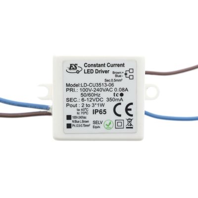 Testo alternativo: Controllore LED a corrente costante bianco LD-CU3513-06 con fili visibili e simboli di certificazione, ideale per soluzioni di illuminazione a LED.