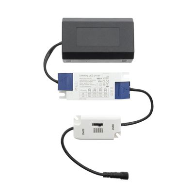 Testo alternativo: "Componenti per l'illuminazione a LED: scatola nera, driver LED bianco e blu e piccolo interruttore bianco con fili per un collegamento elettrico efficiente.