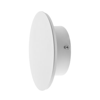 Lampada da parete rotonda bianca con superficie circolare piatta e base cilindrica, vista obliqua. Ideale per interni moderni e aggiunge atmosfera grazie all'illuminazione a LED.