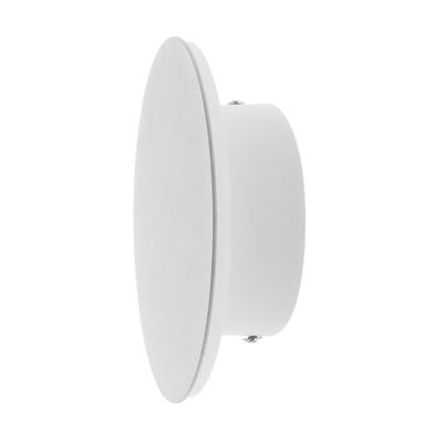 Moderna lampada da parete rotonda bianca dal design minimalista con immagine laterale su sfondo bianco. Una soluzione di illuminazione perfetta per gli interni contemporanei.