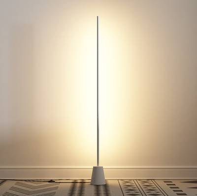 Lampada da terra minimalista a LED, design sottile a palo, calda luce d'atmosfera che illumina pavimenti e pareti strutturati.