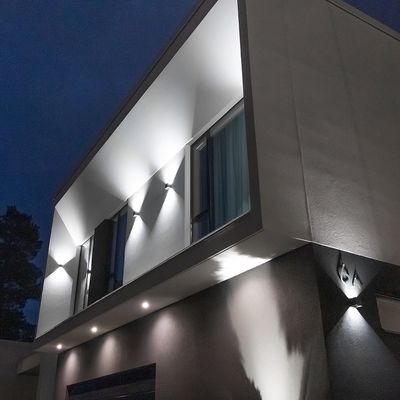 Diverse lampade da parete FUNK illuminate a parete.