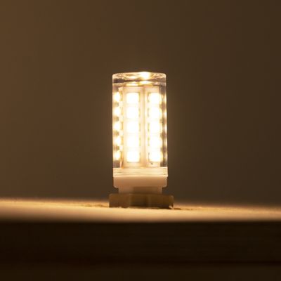 Una calda lampada a LED, che brilla su uno sfondo scuro, posizionata verticalmente per una diffusione ottimale della luce e un'efficienza energetica. Perfetta per le case ecologiche.