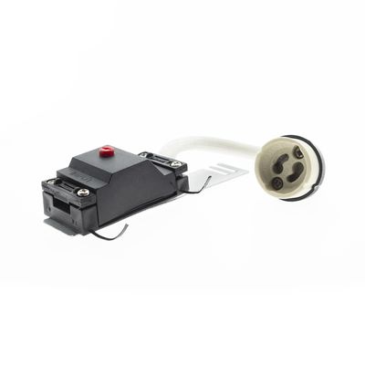 Apparecchio elettrico nero con pulsante rosso in presa rotonda bianca su cavo, isolato in bianco. Accessorio di illuminazione a LED per una gestione efficiente dell'energia.