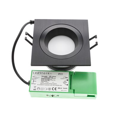 Downlight LED da incasso quadrato nero con driver LED verde su sfondo bianco - Soluzione di illuminazione ad alta efficienza energetica
