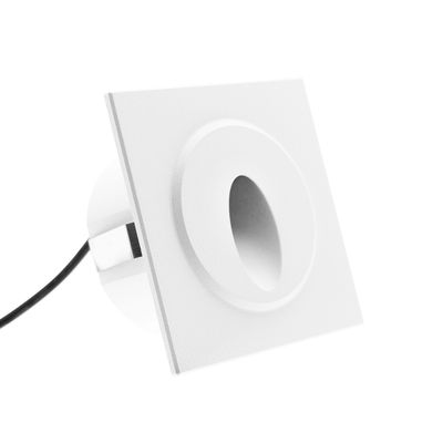 Apparecchio da incasso rettangolare bianco con apertura circolare e cavo laterale nero, perfetto per una moderna soluzione di illuminazione a LED per spazi diversi.